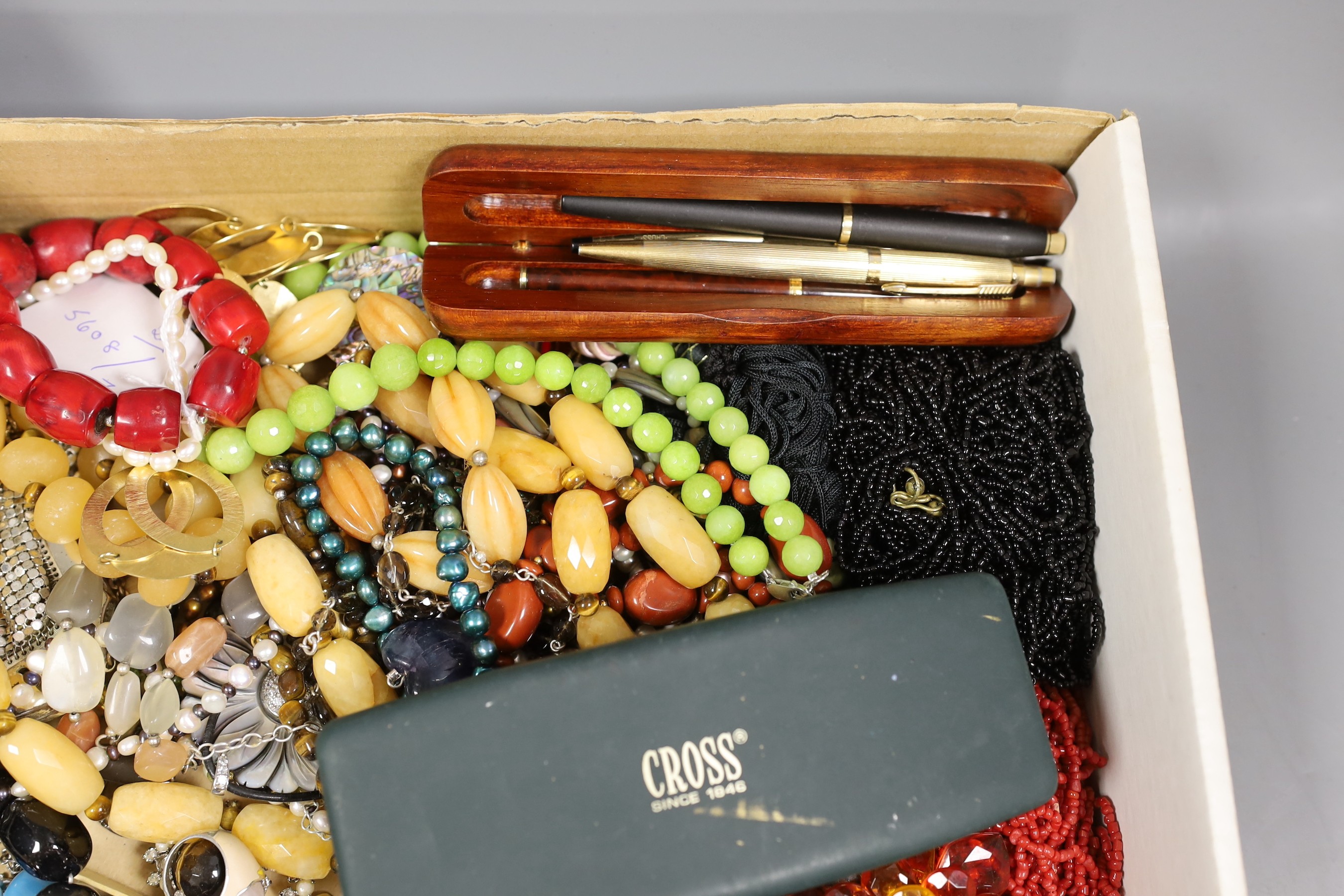 A quantity of assorted costume jewellery.